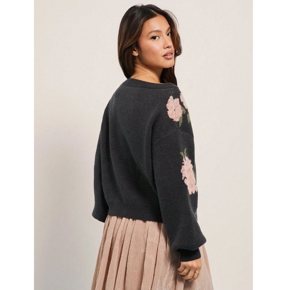Roses Print Grey Knit Round Neck Long Sleeve Pullover Sweater - Picture 5 of 6